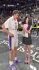 已知里夫斯1米96,身旁的美女记者孟超身高多少呢?
