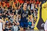 双枪乱舞!奎因&麦考尔打满首节合计11中7砍19分5助 但都身背2犯